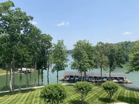 305 S Pointe Shore Dr #211, Moneta, VA 24121