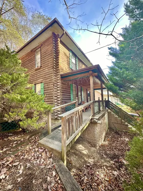 624 Roxbury St, Clifton Forge, VA 24422