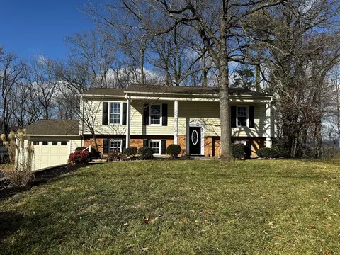 3315 Hollyfield Cir, Roanoke, VA 24018