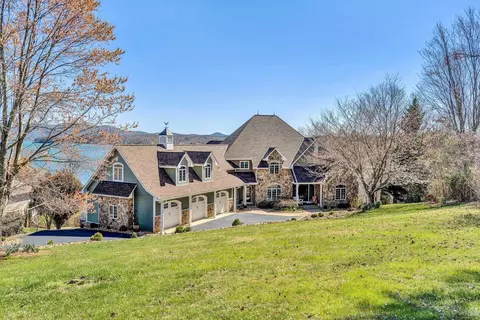 77 Pacific Ave, Moneta, VA 24121