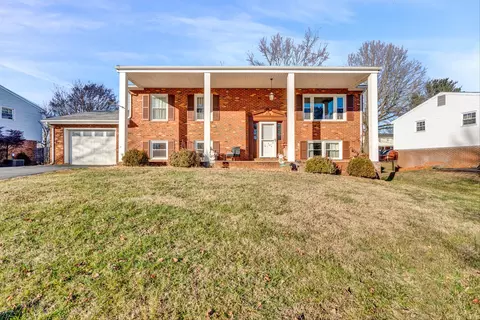 1904 Cambridge Dr, Vinton, VA 24179
