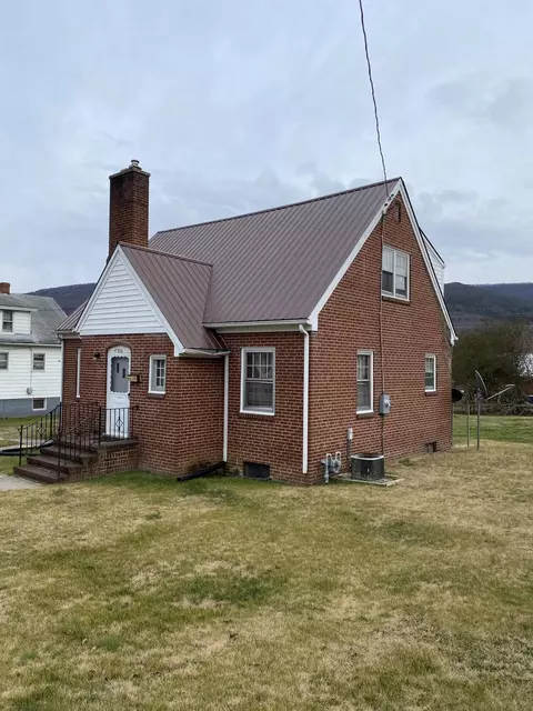 233 W Parrish St, Covington, VA 24426 photo 3