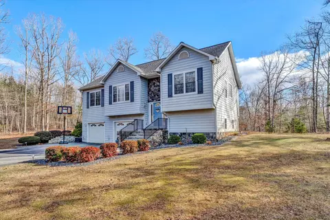 1090 Lakefield Dr, Huddleston, VA 24104
