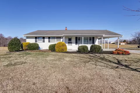1917 Forest Rd, Bedford, VA 24523
