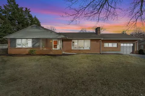 1622 Deyerle Rd SW, Roanoke, VA 24018
