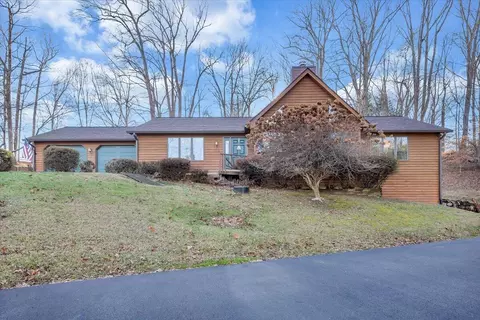 101 Willowood Dr, Vinton, VA 24179