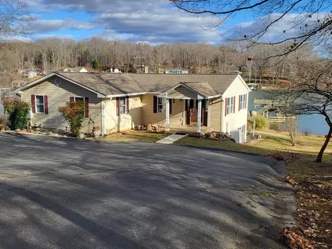 120 Creeden Dr, Moneta, VA 24121