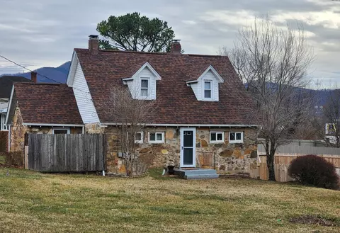 213 N Bruffey St, Salem, VA 24153