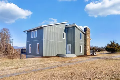 1138 Twin Lake Dr, Bedford, VA 24523