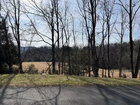 6933 Thomas Dr, Salem, VA 24153 photo 2