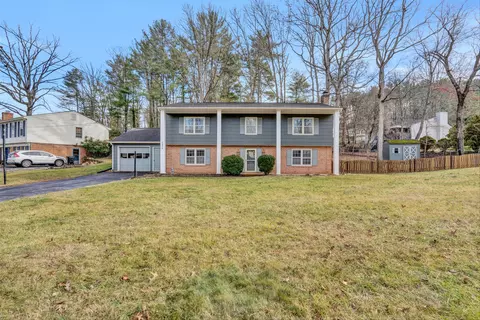 3934 Hummingbird Ln, Roanoke, VA 24018