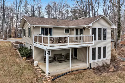 104 Waters Edge Ln, Moneta, VA 24121