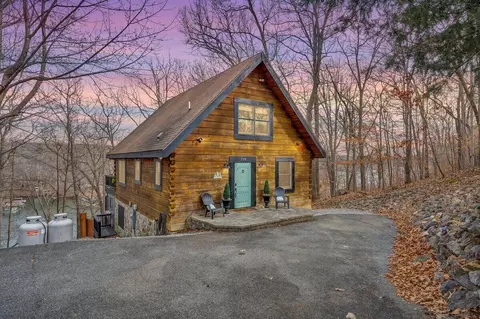 710 Forest Lawn Dr, Moneta, VA 24121