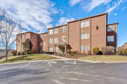 3045 Mcvitty Forest Dr #101, Roanoke, VA 24018