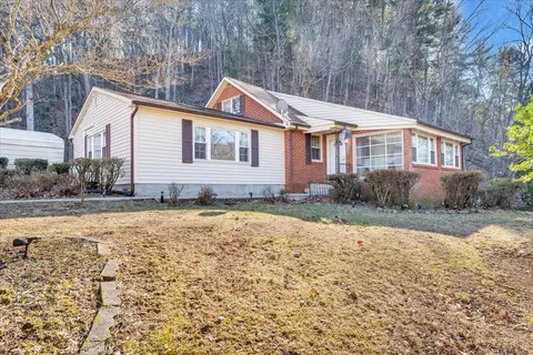 2076 Lawyer Dr, Salem, VA 24153