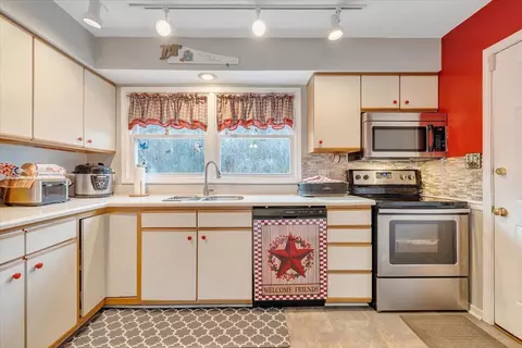 Kitchen - 5642 Legate Dr, Roanoke, VA 24019 photo 4 of 4