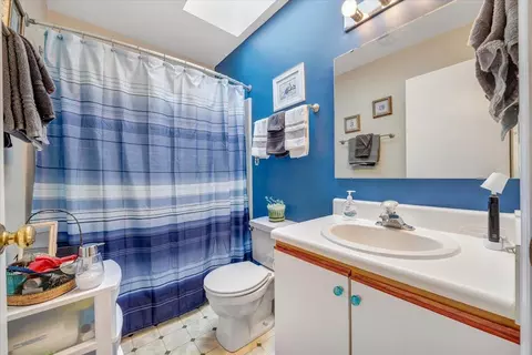 Bath - 5642 Legate Dr, Roanoke, VA 24019 photo 2 of 4