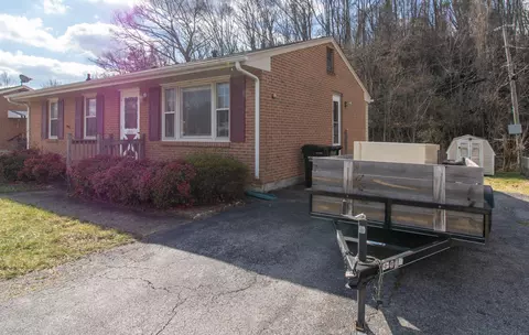 Exterior - 2710 Embassy Dr, Roanoke, VA 24019 photo 3 of 6
