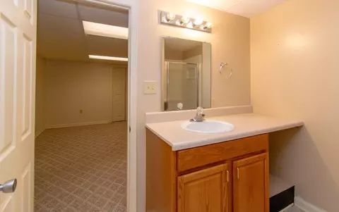 Bath - 2710 Embassy Dr, Roanoke, VA 24019 photo 4 of 4