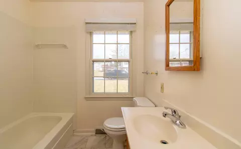 Bath - 2710 Embassy Dr, Roanoke, VA 24019 photo 1 of 4