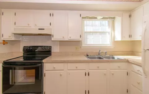 Kitchen - 2710 Embassy Dr, Roanoke, VA 24019 photo 5 of 5