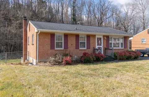 Exterior - 2710 Embassy Dr, Roanoke, VA 24019 photo 2 of 6
