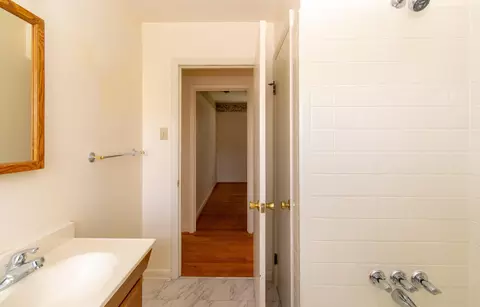 Bath - 2710 Embassy Dr, Roanoke, VA 24019 photo 2 of 4