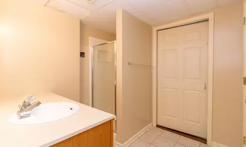 Bath - 2710 Embassy Dr, Roanoke, VA 24019 photo 3 of 4