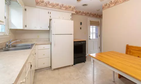 Kitchen - 2710 Embassy Dr, Roanoke, VA 24019 photo 3 of 5