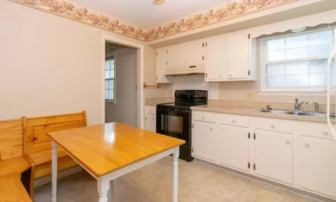 Kitchen - 2710 Embassy Dr, Roanoke, VA 24019 photo 2 of 5