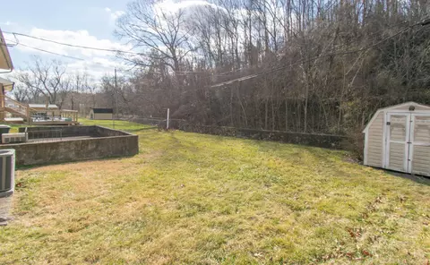 Exterior - 2710 Embassy Dr, Roanoke, VA 24019 photo 4 of 6