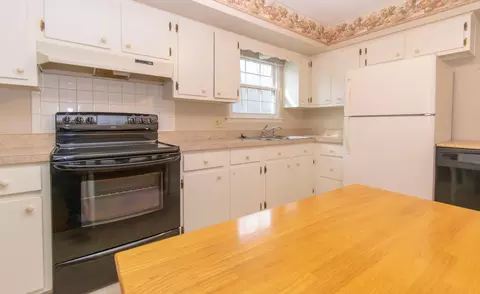 Kitchen - 2710 Embassy Dr, Roanoke, VA 24019 photo 4 of 5