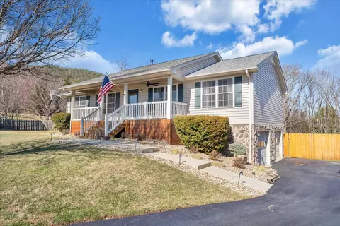 5822 Fieldview Dr, Roanoke, VA 24019