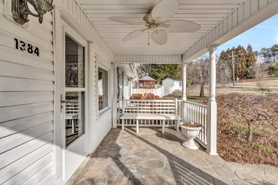 1384 Goodwin Ave, Salem, VA 24153 26 Photos Movoto