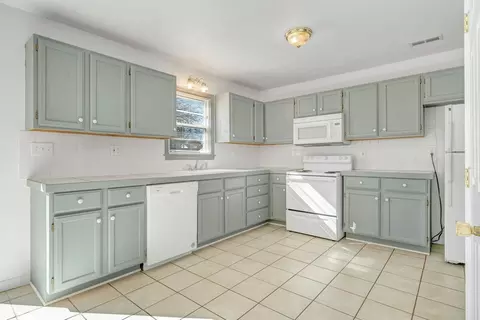 Kitchen - 804 Bowman Ave, Salem, VA 24153 photo 2 of 4