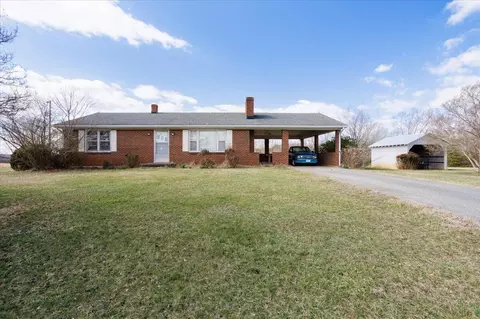 2811 Isle Of Pines Dr, Moneta, VA 24121