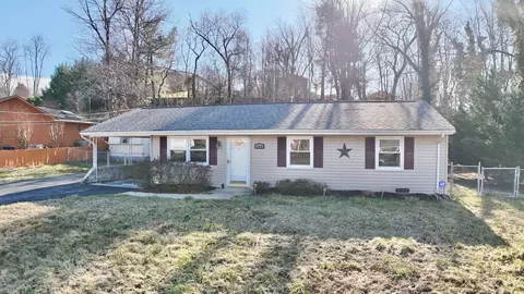 1018 Wyndham Dr, Vinton, VA 24179