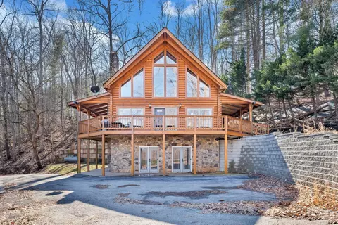 596 Redbud Ln, Moneta, VA 24121