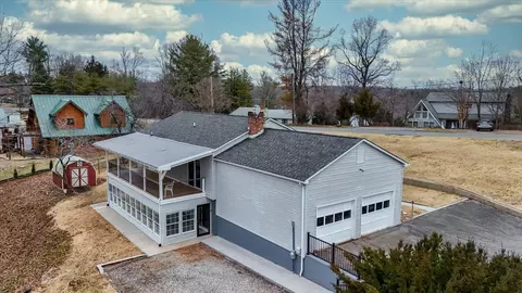 1037 Contentment Ln, Moneta, VA 24121