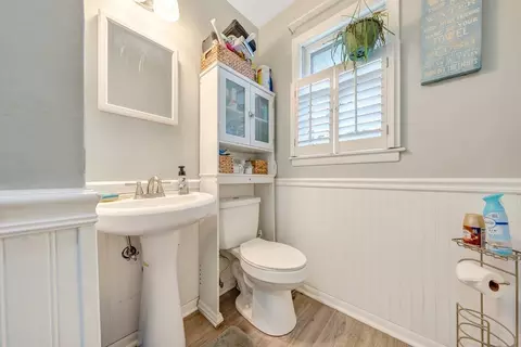 Bath - 328 E Riverside Dr, Salem, VA 24153 photo 1 of 2