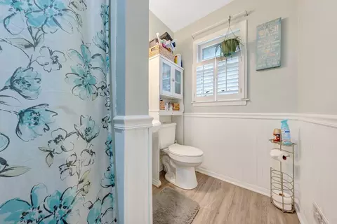 Bath - 328 E Riverside Dr, Salem, VA 24153 photo 2 of 2
