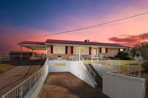 6632 Riverview Dr, Fairlawn, VA 24141