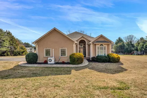 20 Stripers Landing Rd, Moneta, VA 24121
