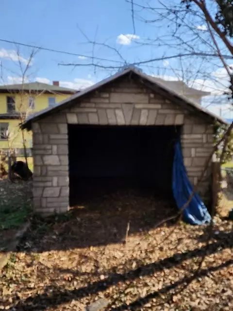 105 E Hawthorne St, Covington, VA 24426 photo 2