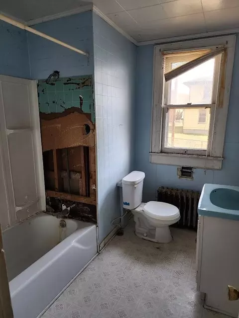 105 E Hawthorne St, Covington, VA 24426 photo 6