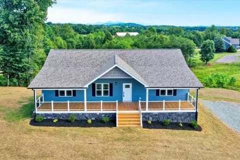 1304 Savanna Hills Dr, Moneta, VA 24121