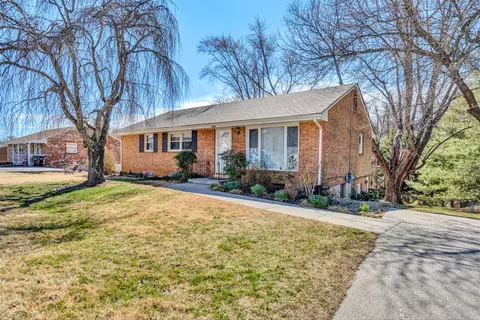 5266 Lakeland Dr, Roanoke, VA 24018