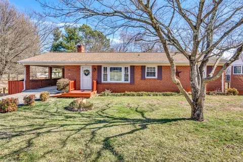 438 Aragona Dr, Vinton, VA 24179