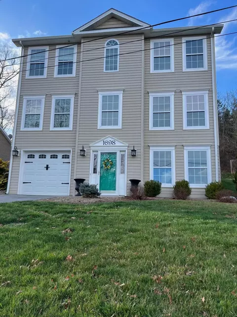 1698 Red Lane Ext, Salem, VA 24153