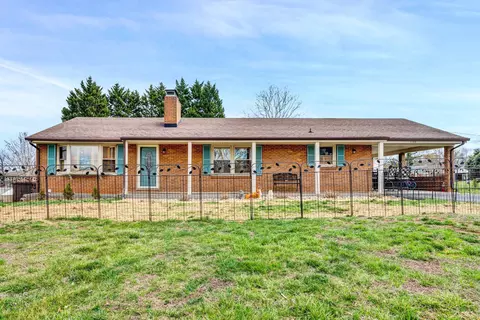 1133 Roundtree Dr, Bedford, VA 24523
